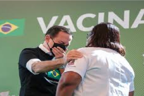 João Doria comemora marca de 11.200 vacinados e diz "A vacina do Butantan salvando vidas"